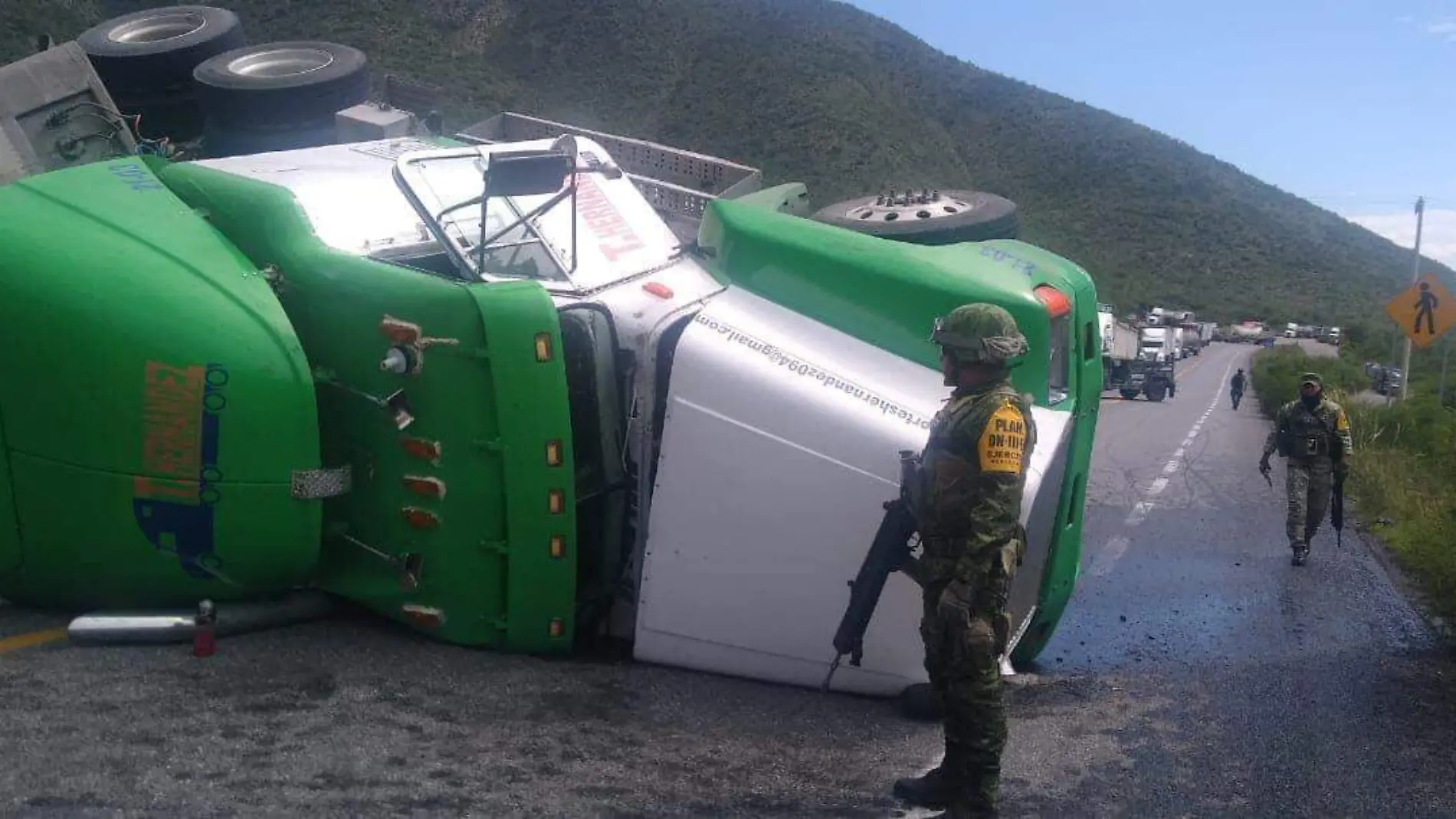 Volcadura de trailer provoca bloqueo en carretera federal Jaumave-Palmillas (1)